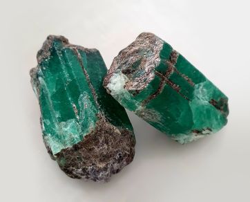 Коллекция уникальных изумрудов Мариинского прииска пополнилась камнями-близнецами